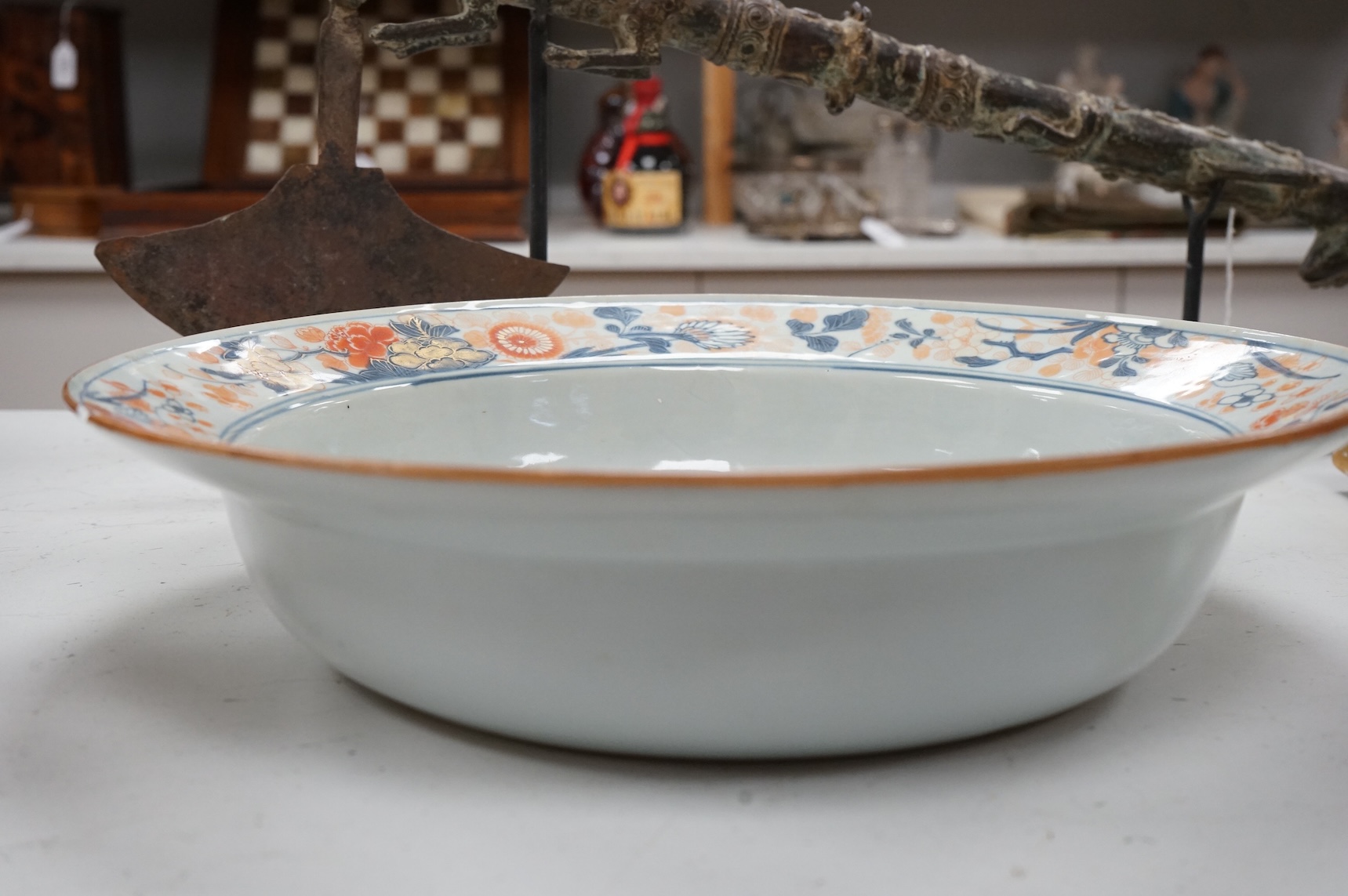 A Chinese Imari bowl, Kangxi period, 36cm in diameter